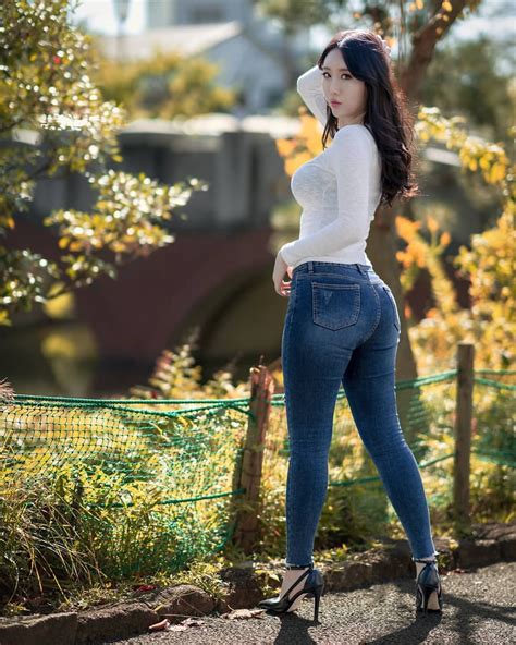 Hot Women In Tight Jeans