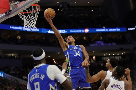 Milwaukee Bucks vs. Sacramento Kings: Beam Pun - Brew Hoop