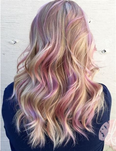 This hairstyle (which is so pretty) has blonde streaks in it when i zoom out. 21 Pretty Ways to Wear Hair Curls