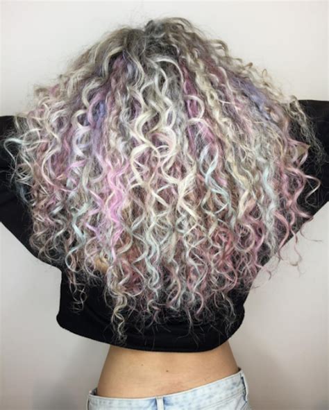 Curls do not always settle as you'd like them to, get extremely voluminous or simply stick out whimsically. 6 Hair Color Trends You Need To Meet Your Curly #Hairgoals ...