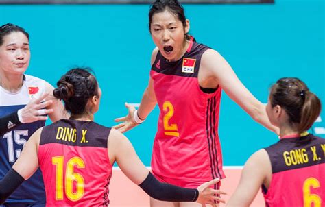 No meio, deve ficar uma rede que mede 2,43 metros de altura (masculino) ou 2,24 metros (feminino). Vôlei feminino - Tabela - Jogos Olímpicos Tóquio 2020