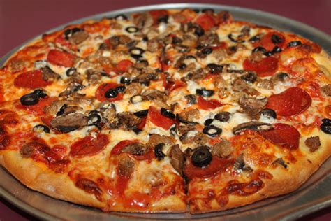 Manhattan joe's pizza is as authentic as it gets. Manhattan Giant Pizza - Encinitas California - Food Smackdown