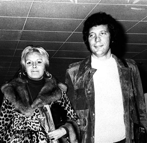 59 jahre war lady melinda rose woodward mit tom jones verheiratet. Tom Jones: Ehefrau Lady Melinda Woodward stirbt an Krebs ...