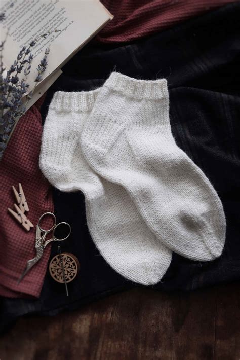 The Basic Ankle Socks Knitting Pattern Everyone Needs