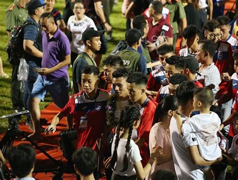 Các cầu thủ than quảng ninh tiếp tục được tiếp sức trước chuyến làm khách đến sân của hà nội fc ở vòng 9 v.league 2021. Hà Nội FC thua thảm Than Quảng Ninh trong ngày nâng cúp vô ...