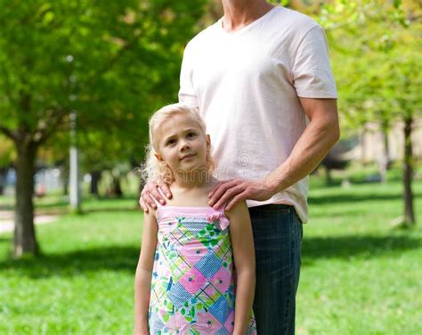 Padre Feliz Que Da Su Paseo El De Lengüeta De La Hija Imagen De Archivo