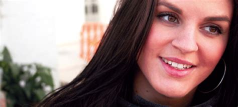 Anledningen är att hon har tappat känsel och styrka i högerhanden efter senaste stora muralmålningen. 123-natalie-rudebou-foedd-till-konstnaer