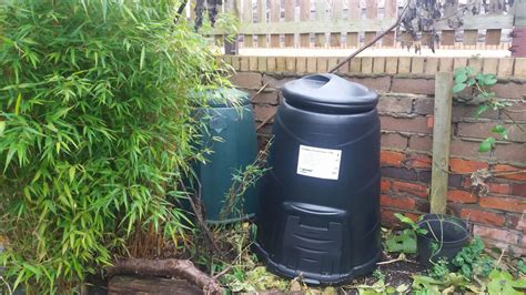 Biowaste is collected in compost bins. Starting a compost bin in a tiny garden - Less Waste
