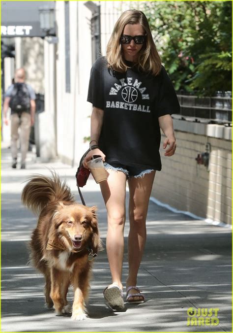 amanda seyfried grabs lunch with her mom in the big apple photo 3448714 amanda seyfried