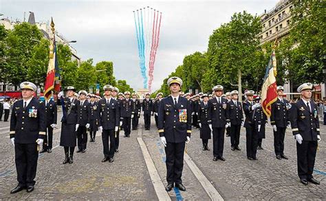 Der general hatte seinen rücktritt bei der verkündung der ergebnisse des referendums vom 27. Entdecken Sie die Champs Elysées & den Triumphbogen in ...