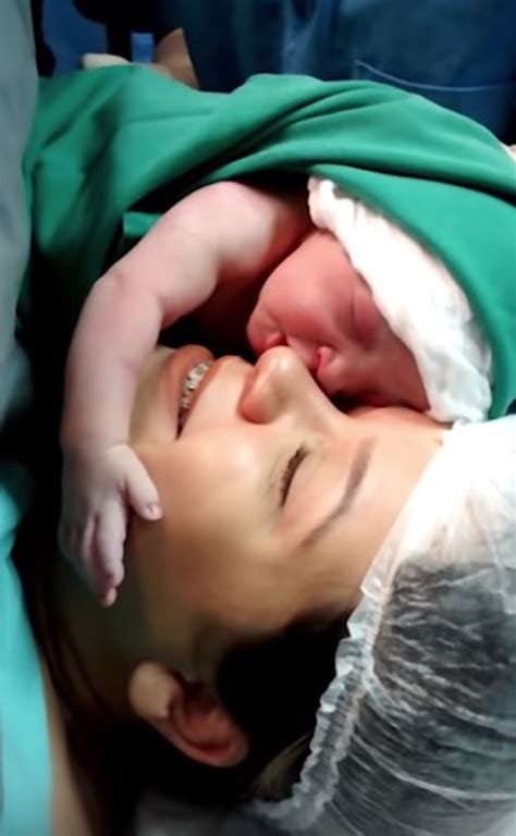 Bebé Recién Nacida Abraza A Su Mamá Por Primera Vez Y No