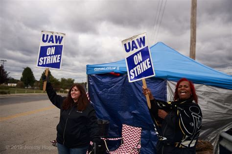 Uaw And Gm Reach Tentative Agreement Workers In Bedford Remain On