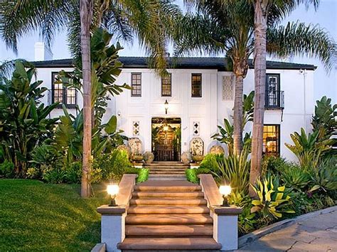 Freshly painted, newer engineered hardwood floors in the kitchen and den, the kitchen has. Seven-bedroom residence in Los Angeles for sale