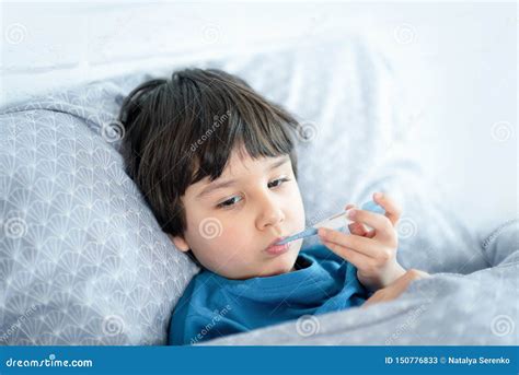 Malato Di Influenza Del Bambino Ragazzo Con Il Termometro Medico In
