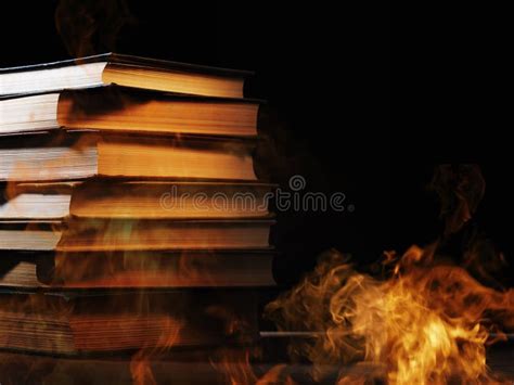 Pile De Livres Dans Un Feu Brûlant Photo Stock Image Du éthéré