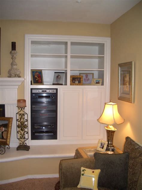 Whether you have a formal living room, a family room, or den, you'll find inspiring photos of living rooms, tricks for small living rooms, and living room paint color ideas from experts. Living Room Entertainment Center