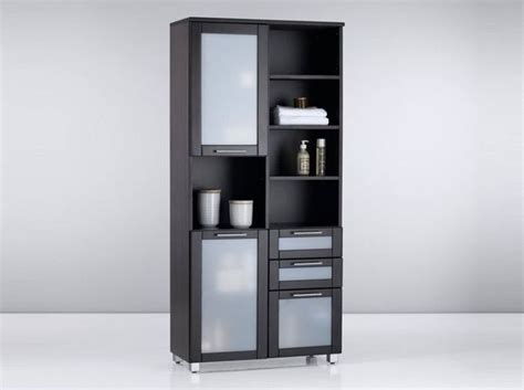 Meuble colonne rangement salle de bain bambou design naturel 36l x 33l x 140h cm 2 étagères 4 niveaux + placard. 40 armoires de salle de bains - Elle Décoration
