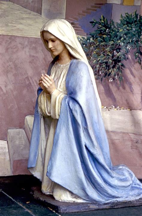 Mary Praying Statue Of Mary Kneeling In Prayer Ad Praying Mary