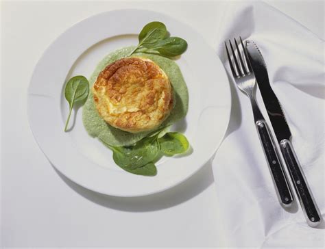 Dopo aver tagliato a cubetti le patate e i porri, rosolateli in una pentola con dell'olio d'oliva. Flan di porri: la ricetta per preparare il flan di porri