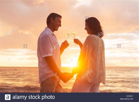 Felice Coppia Romantica Gustando Un Bicchiere Di Champagne Al Tramonto