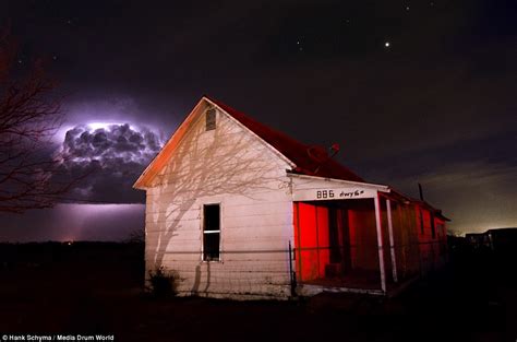 Storm Chaser Pictures Spectacular Lightning Strikes During 50000 Mile