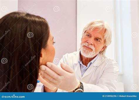 Dermatologue Et Patient Pendant Lexamen De La Peau Photo Stock Image