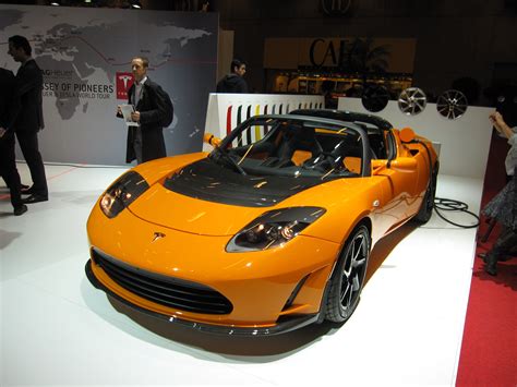 Electric cars, giant batteries and solar. En direct du Mondial de Paris : les Tesla Roadster Sport 2 ...
