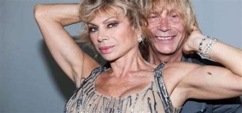 Enzo paolo turchi e carmen russo sono stati denunciati dai loro domestici, l'accusa è sfruttamento del lavoro irregolare e violenza domestica. Enzo Paolo Turchi, video Scherzi a parte/ Il bagno di ...