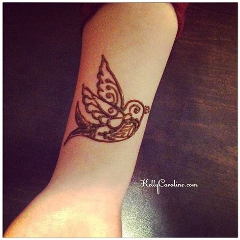 Henna tattoos are great for parties and gatherings and young ones would just love to wear it. 25 Simple Cute Small Henna Design Ideas - EntertainmentMesh