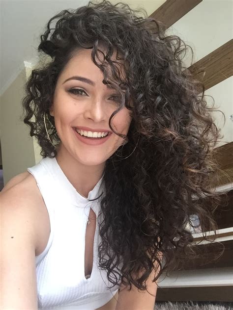 If you have type 3b curly hair, you have the springy ringlets that other women envy. Volume e Definição em cachos 2C/3A! | Cachos longos ...