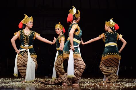 Indonesia Traditional Dance Binus Square Student Commitee