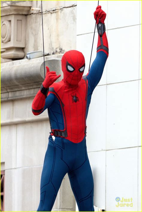 Homecoming' to new york city!: What's Different About Tom Holland's Spider-Man Suit? Web ...