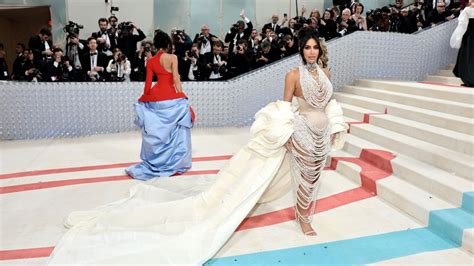Look De Kim Kardashian Se Desfaz Após O Met Gala E Espalha Pérolas Entenda