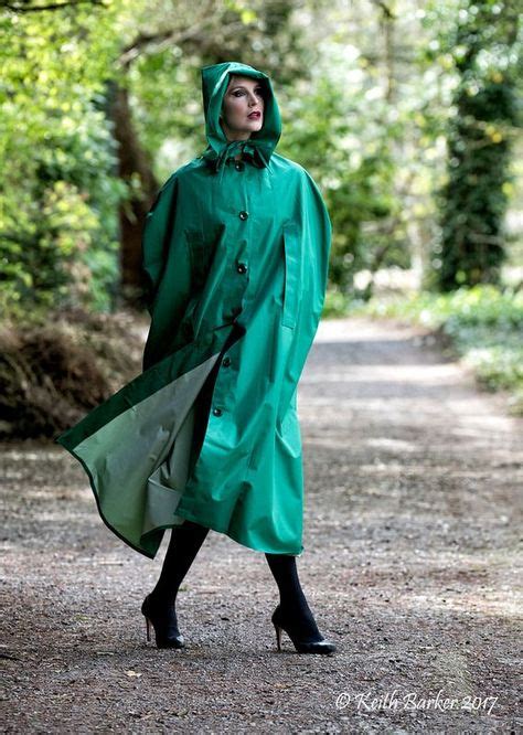 Mit Grünem Regencape Durch Den Frühling Rain Cape Rubber Raincoats Hooded Raincoat Mens