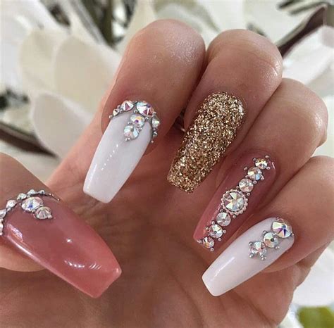 Ver más ideas sobre disenos de unas, uña decoradas, joyas para uñas. Uñas blancas dorado ♡ (con imágenes) | Uñas piedreria ...