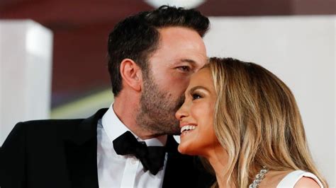 Ben Affleck Jennifer Lopez Share Steamy Kiss As They Make Red Carpet