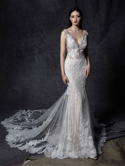 Damit ihr brautkleid genau zu ihnen passt, bieten wir ihnen in unserem atelier eine wunderschöne auswahl moderner kleiderformen. Puderfarbenes Brautkleid mit 3D-Spitze im Fit-and-Flare ...
