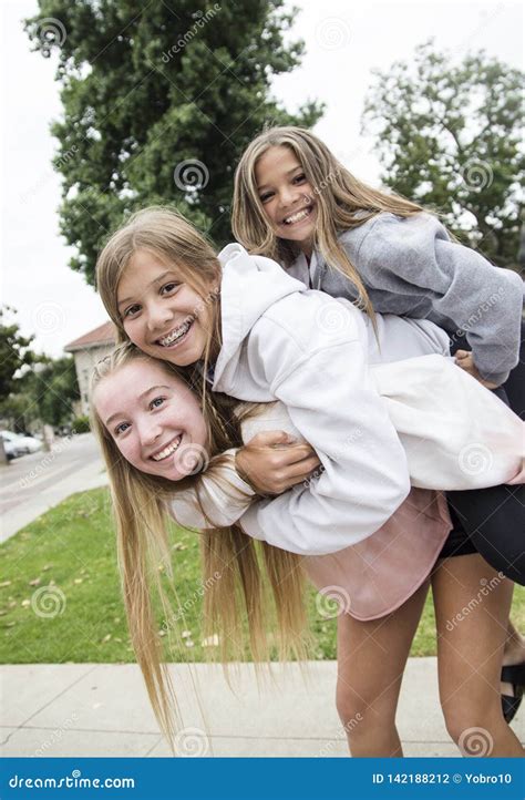 Groep En Tieners Die Samen In Openlucht Spelen Glimlachen Stock Foto