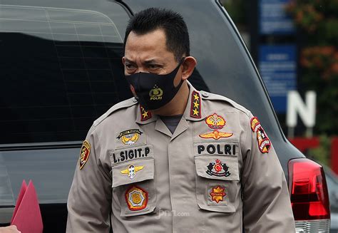 Komjen listyo sigit prabowo juga menyampaikan bahwa tugas polsek tidak lagi mengurus penegakan hukum namun lebih fokus dalam penjagaan keamanan dan ketertiban masyarakat. Diisukan Jadi Kapolri, Komjen Sigit Langsung Merespons ...