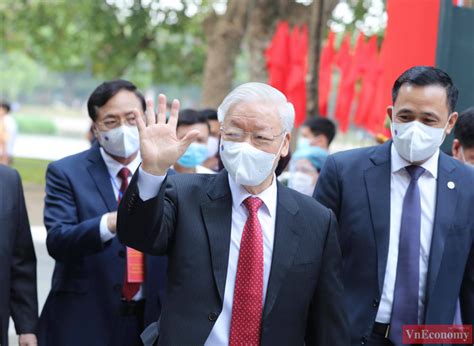 Là giáo sư, tiến sĩ chính trị học (chuyên ngành xây dựng đảng); Tổng Bí thư Nguyễn Phú Trọng bỏ phiếu bầu cử, hòa chung ...
