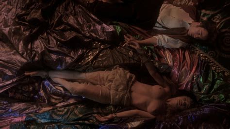 Monica Bellucci Nuda ~30 Anni In Dracula Di Bram Stoker