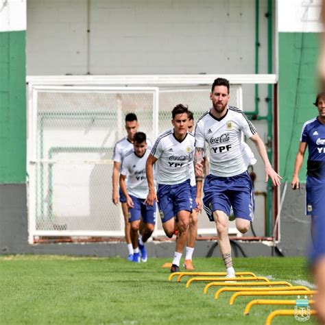 أجرى المنتخب الأرجنتيني مرانه اليوم الخميس، في بوينوس آيرس، استعدادا لأول مباراة في بطولة كوبا أمريكا بالبرازيل. فنزويلا ضد الأرجنتين .. تغييرات متوقعة في تشكيلة التانغو ...