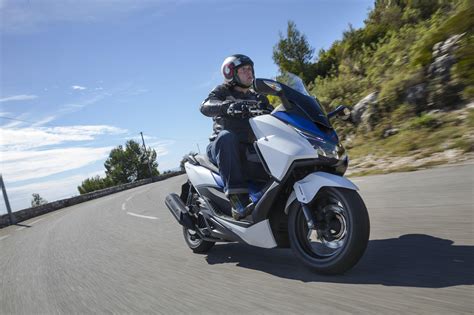 Honda Forza 125 Test 2015 Motorrad Fotos And Motorrad Bilder