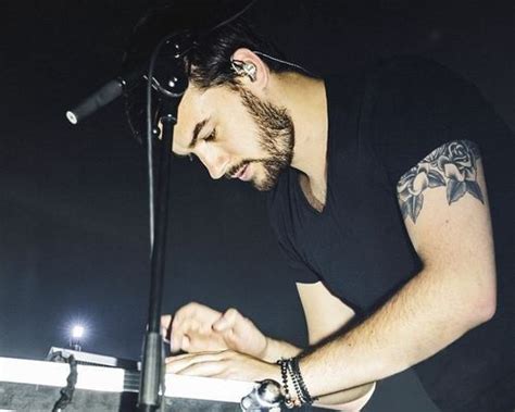 get to know ross macdonald of the 1975 ross macdonald the 1975 the 1975 julie thompson