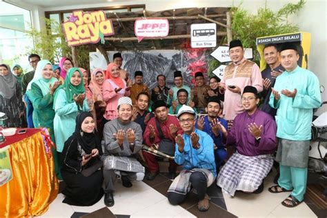 Hari raya haji is a public holiday. Sambutan jamuan Hari Raya 2017 USIM disambut meriah - USIM ...