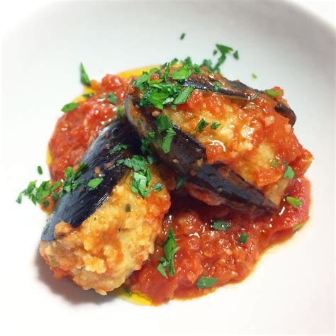 Questo è un piatto che mia nonna faceva di tanto in tanto , lei utilizzava lo spago da cucina per non far fuoriuscire il ripieno dalle. COZZE RIPIENE AL SUGO • Clo Foodblogger