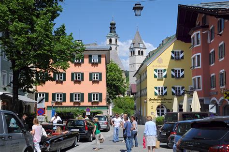 Nach unzähligen pächtern hat die eigentümerfamilie steiner das traditionshaus schwedenkapelle wieder selbst übernommen. City street in the resort of Kitzbuehel, Austria ...