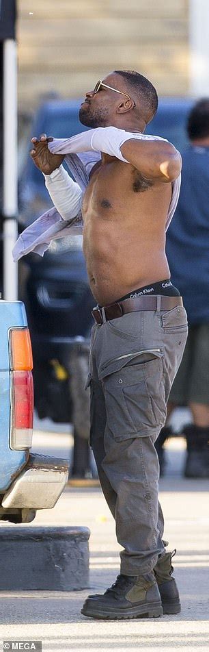 Jamie Foxx Shows Off His Muscular Physique After Push Ups On The Set Of