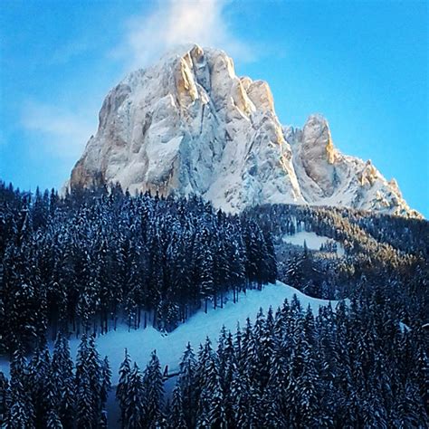 Grato, esso ricambia l'abbraccio cingendo, con la sua caratteristica forma a u, l'iconica mole di questa vetta, tra le più amate delle dolomiti. Sasslong - Santa Cristina val Gardena | Luoghi