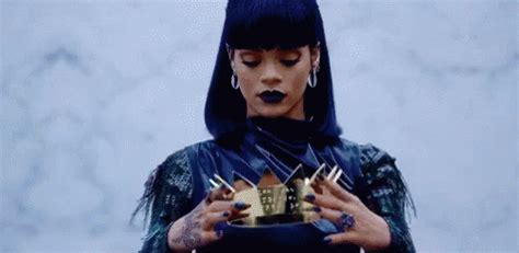 Crown The Queen GIF - Rihanna Queen Crown - Discover ...